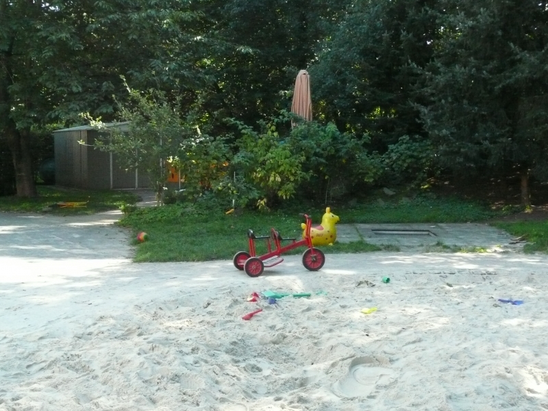 Trampolin; Hügel mit Erdbeeren, Johannesbeeren und Himbeeren. Dahinter liegt der U 3 Spielbereich