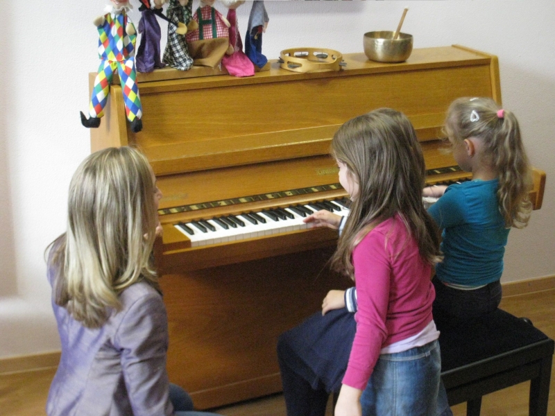 In unserem Musikprojekt mit der Pianistin und Musikpädagogin Nadine Schuster-Roggatz lernen die Kinder klassische Musik und u.a. das Klavier kennen.