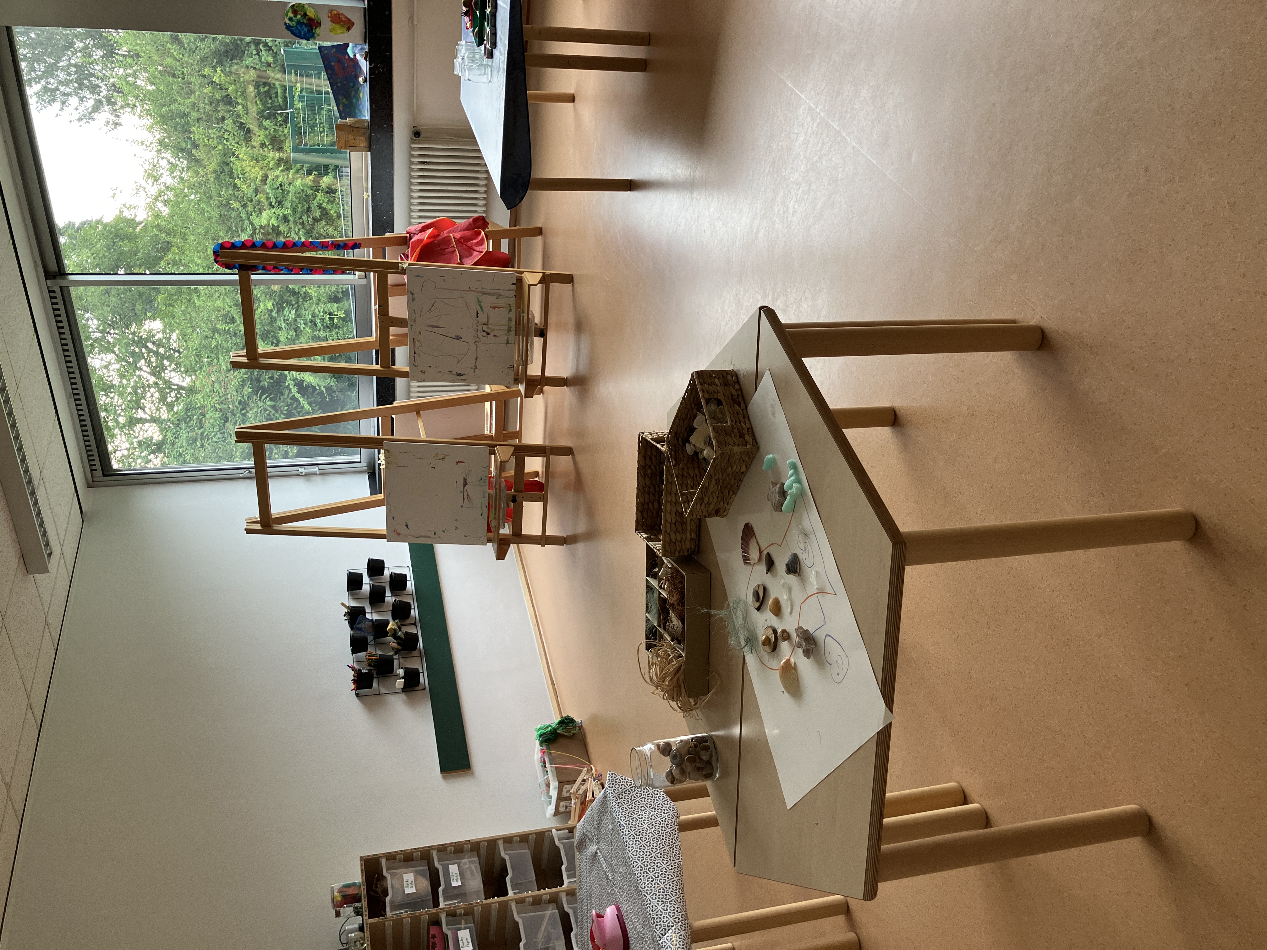 Im Atelier können die Kinder sich kreativ ausleben, ob mit Papier, Farben, Sand, Holz, Alltagsmaterial und vielem mehr.