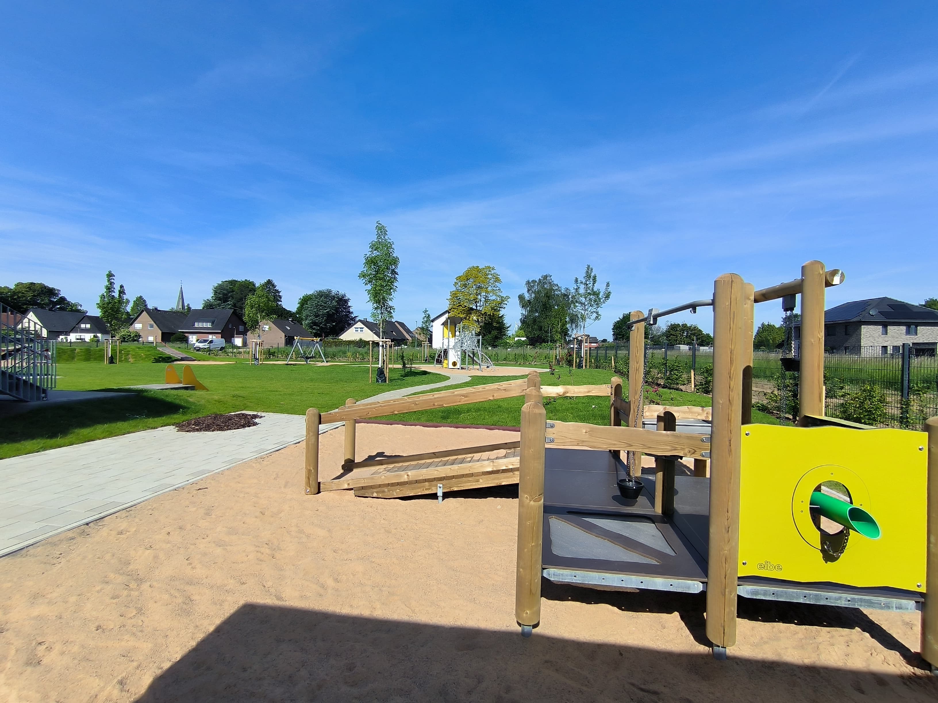 Außengelände mit Spielgerät