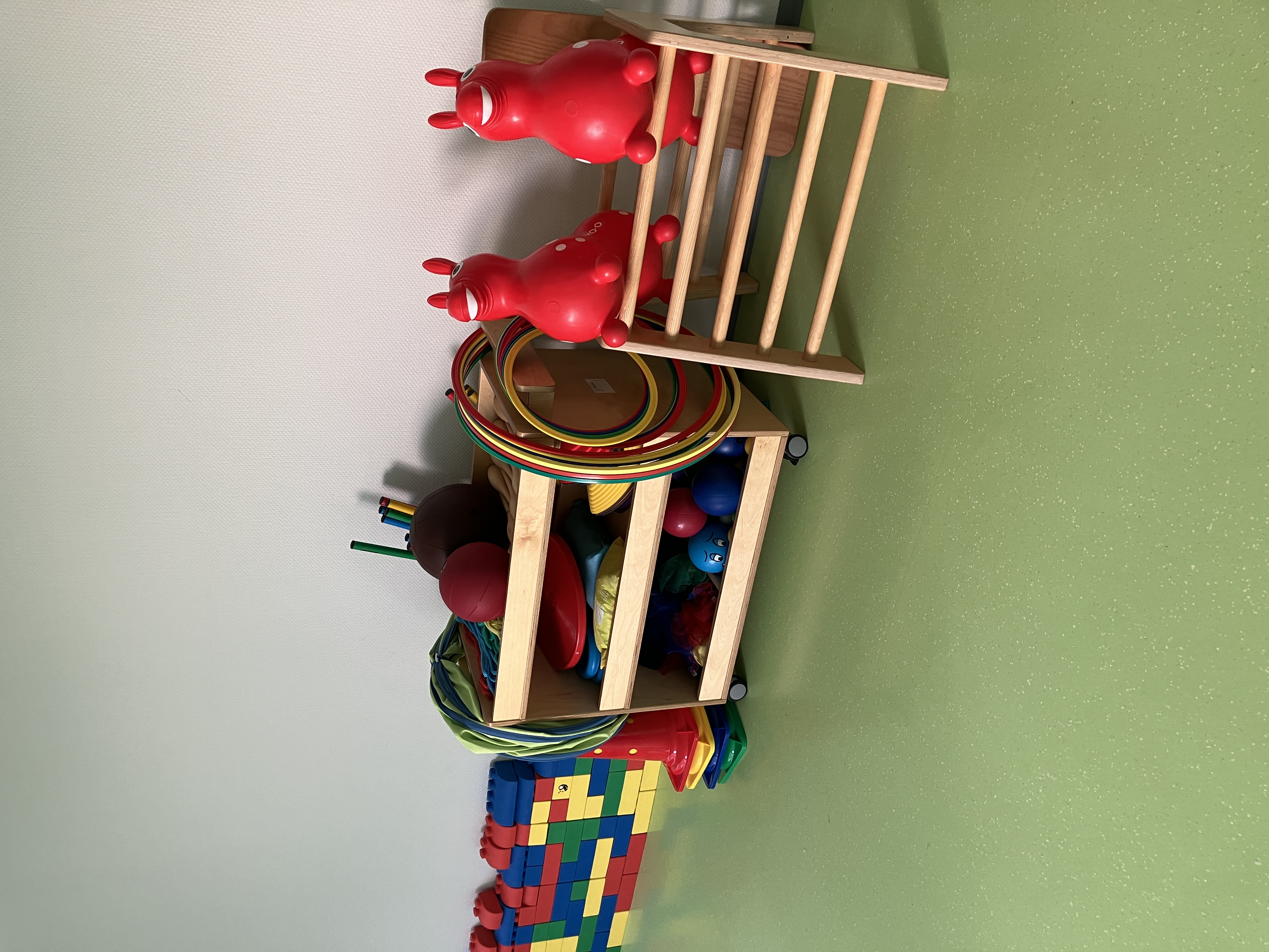 Im Bewegungsraum können die Kinder sich in vielfältigen Bewegungsabläufen ausprobieren und ihrem Bewegungsdrang freien Lauf lassen.