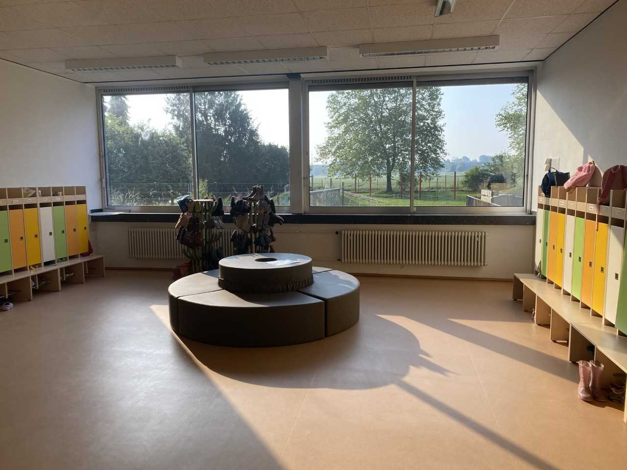 Hier können die Kinder ihre Jacken und Schuhe verstauen.