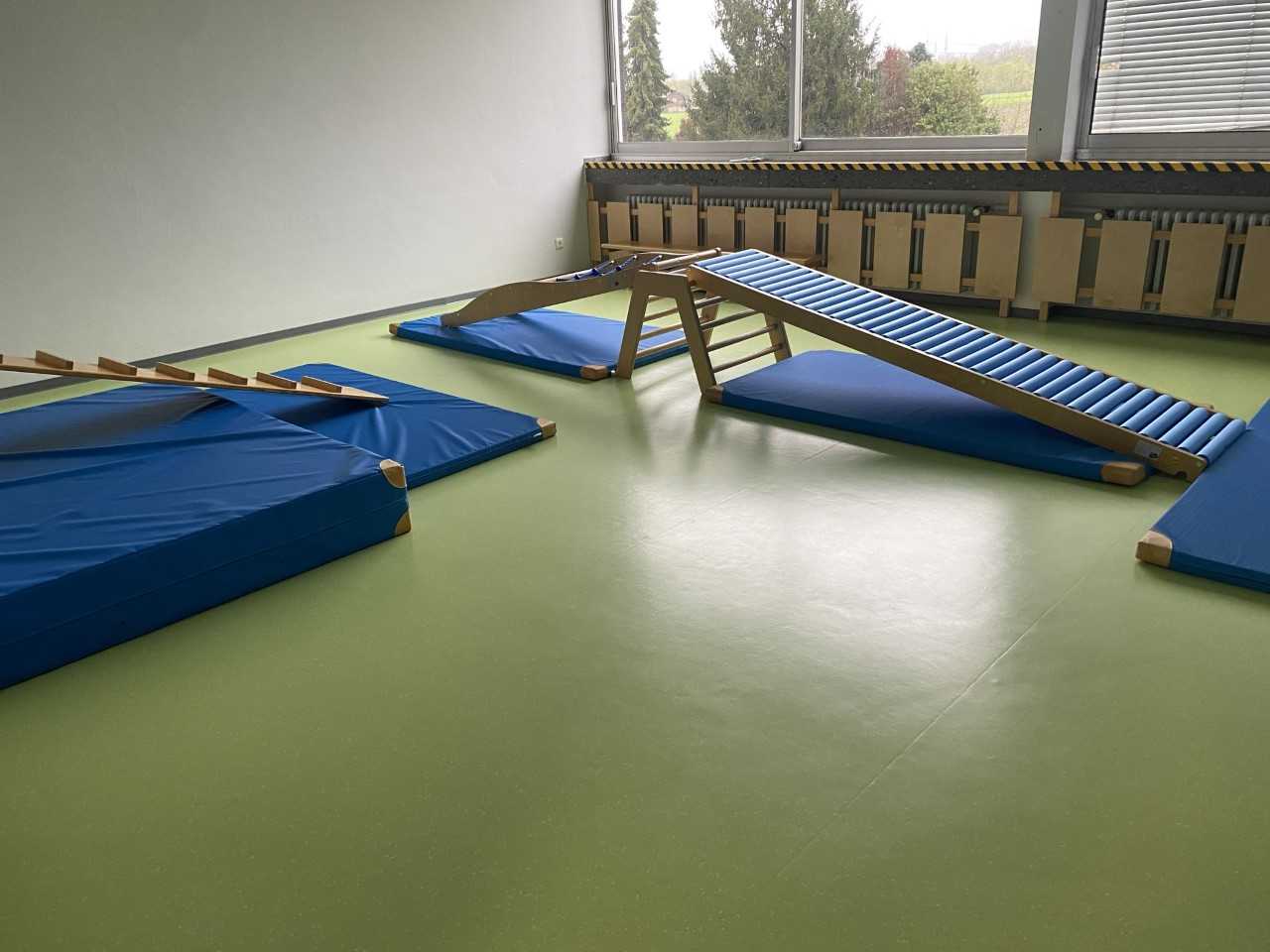 Im Bewegungsraum können die Kinder sich in vielfältigen Bewegungsabläufen ausprobieren und ihrem Bewegungsdrang freien Lauf lassen.
